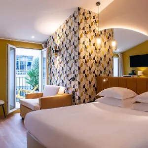 *** Hotel Arc Elysees França